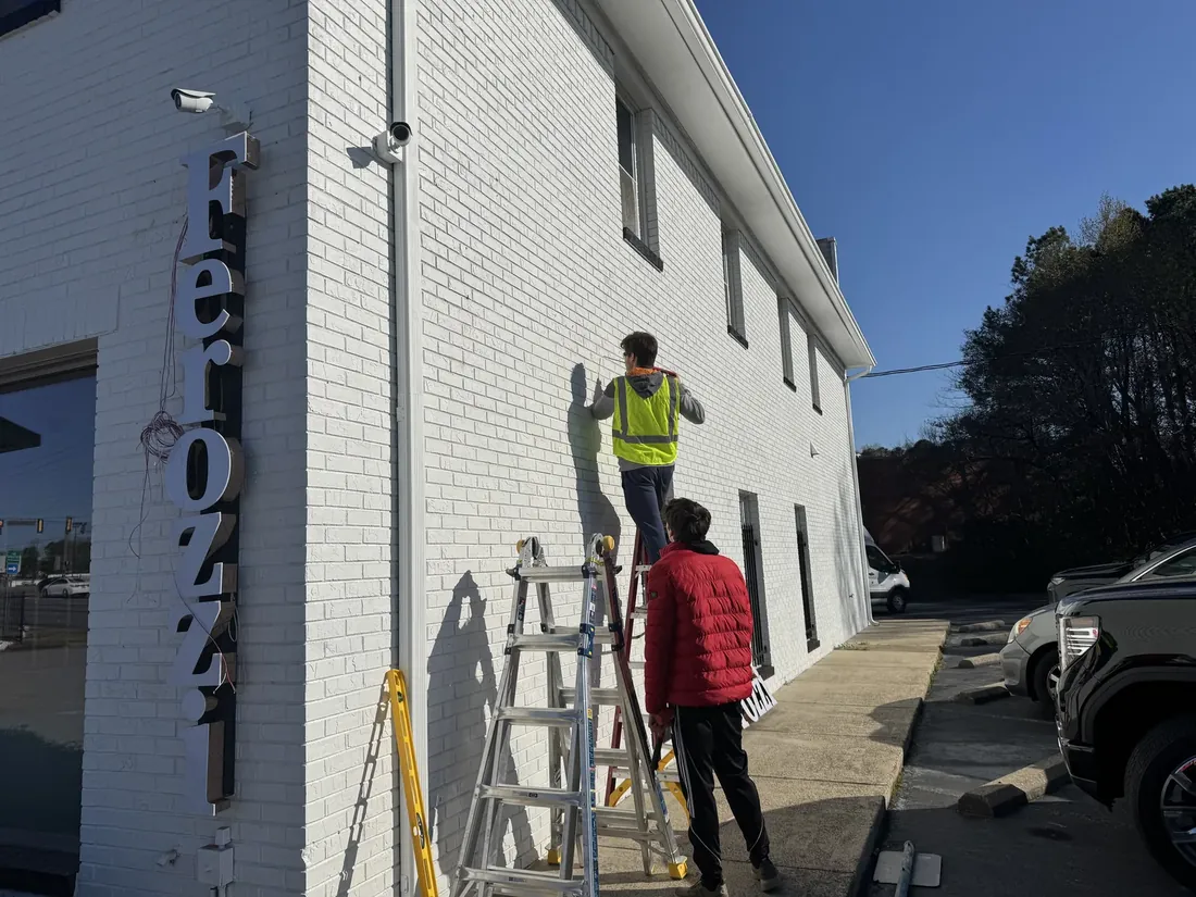 Ferozzi Furniture - facade letters before the new sign