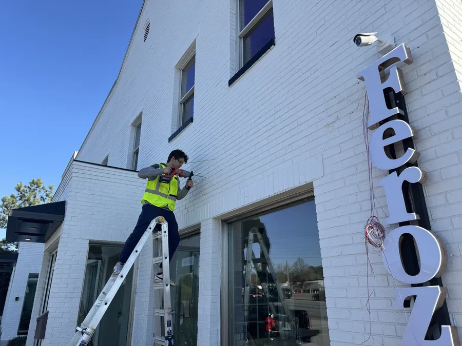 Lift equipment &mdash; Installation & Removal
